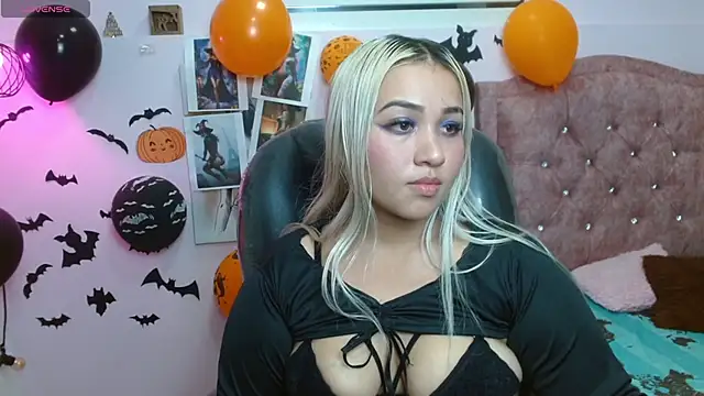 Snapshot of Katicamorada chatting on October 2025 04:04:02 AM Katicamorada online show from October 2025 04:04:02 AM