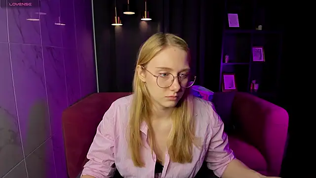 Liana Ln online show from December 2025 01:26:01 PM