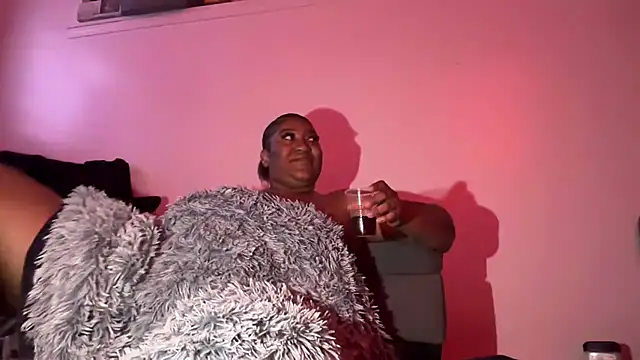 Snapshot of Thickumssss chatting on November 2025 03:53:02 AM Thickumssss online show from November 2025 03:53:02 AM