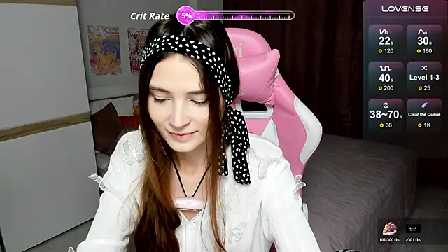 Hana Flo  online show from December 2025 01:42:01 PM