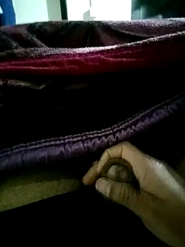 female hunterr online show from December 2025 06:45:01 PM