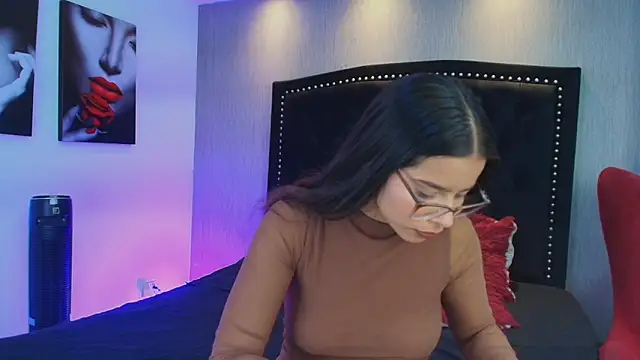 Luna Lov Titan online show from December 2025 12:54:01 PM