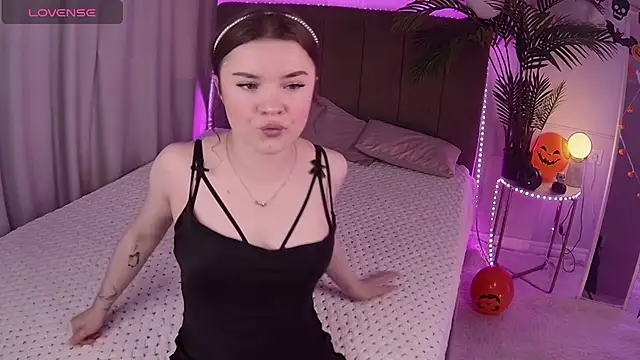 Snapshot of Alice_Bloome chatting on November 2025 05:54:01 AM Alice Bloome online show from November 2025 05:54:01 AM