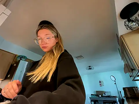 Snapshot of hatgirlsolo chatting on November 2025 06:00:02 PM hatgirlsolo online show from November 2025 06:00:02 PM