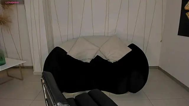 Snapshot of LaurentRosse1 chatting on May 2026 08:05:02 PM LaurentRosse1 online show from May 2026 08:05:02 PM