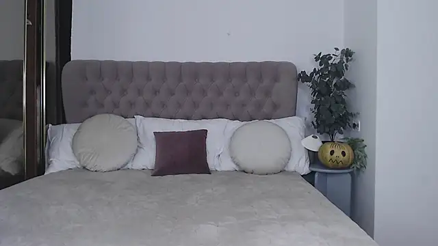 Sandra angel  online show from November 2025 09:24:01 PM