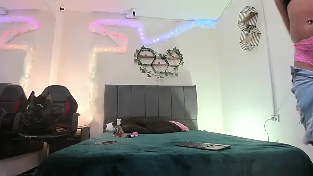 Lucerop  online show from November 2025 03:39:01 AM