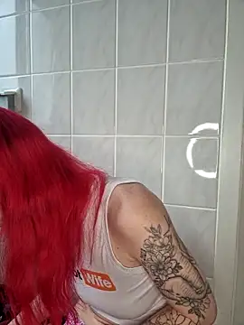 Snapshot of SkinnyGinny chatting on November 2025 09:08:02 AM SkinnyGinny online show from November 2025 09:08:02 AM