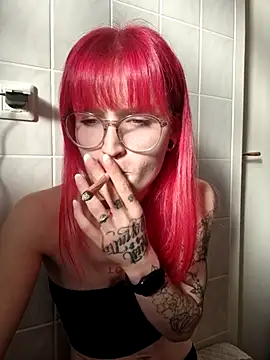 Snapshot of SkinnyGinny chatting on November 2025 09:42:01 AM SkinnyGinny online show from November 2025 09:42:01 AM