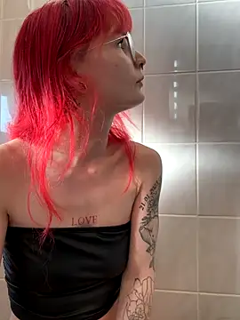 Snapshot of SkinnyGinny chatting on December 2025 09:47:02 AM SkinnyGinny online show from December 2025 09:47:02 AM