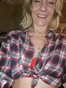 Snapshot of LittleSexyT chatting on November 2025 10:10:02 PM LittleSexyT online show from November 2025 10:10:02 PM