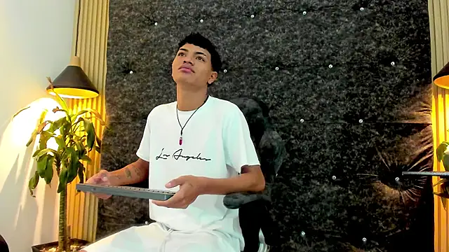 Snapshot of Yilmer_hot chatting on November 2025 11:55:02 AM Yilmer hot online show from November 2025 11:55:02 AM