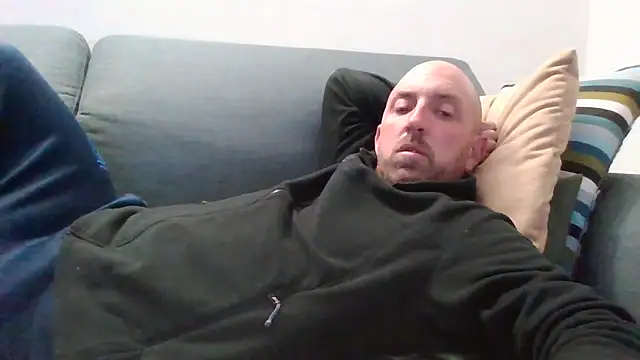 Snapshot of luca_beech88 chatting on April 2026 06:03:01 PM luca beech88 online show from April 2026 06:03:01 PM