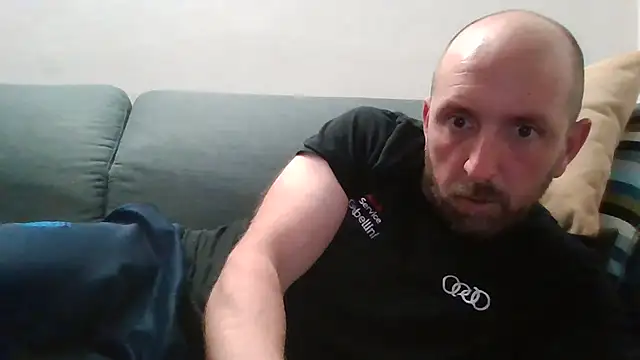 Snapshot of luca_beech88 chatting on April 2026 06:32:02 PM luca beech88 online show from April 2026 06:32:02 PM