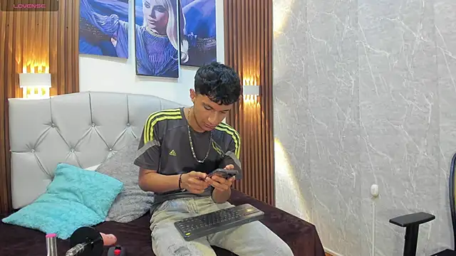 Elian Julian online show from November 2025 11:43:02 PM