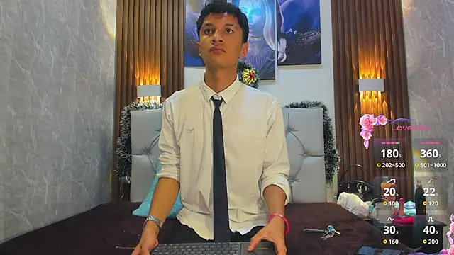 Elian Julian online show from November 2025 09:58:01 PM