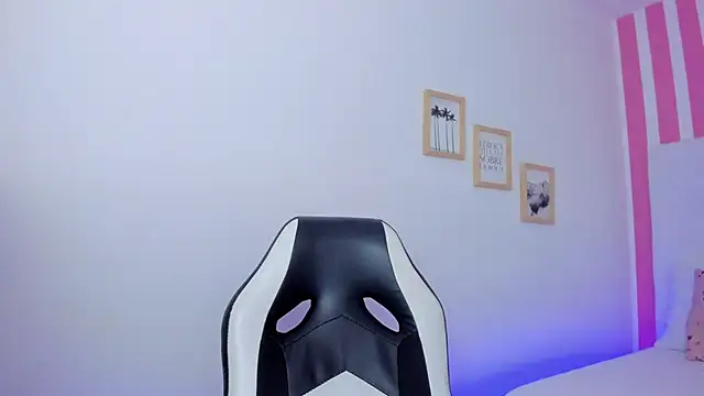 Emi Rosee online show from November 2025 01:47:02 PM