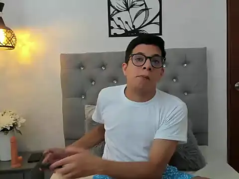 LucaDave 1 online show from November 2025 07:36:02 PM