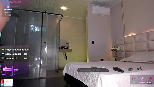 Snapshot of Heicy--01 chatting on November 2025 08:18:02 PM Heicy--01 online show from November 2025 08:18:02 PM