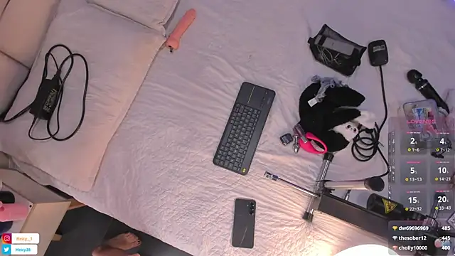 Snapshot of Heicy--01 chatting on November 2025 08:08:01 PM Heicy--01 online show from November 2025 08:08:01 PM