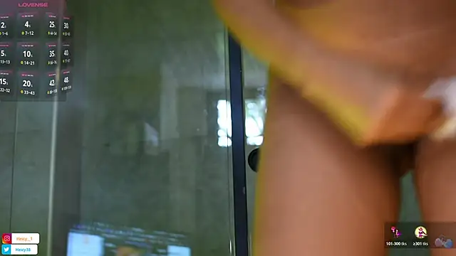 Snapshot of Heicy--01 chatting on November 2025 08:41:02 PM Heicy--01 online show from November 2025 08:41:02 PM