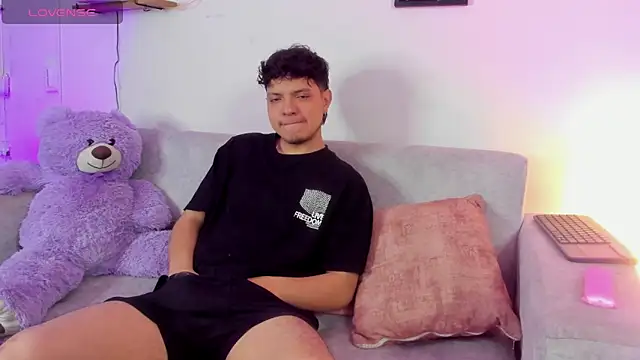 Snapshot of MidNightTouch-21 chatting on November 2025 01:06:02 AM MidNightTouch-21 online show from November 2025 01:06:02 AM