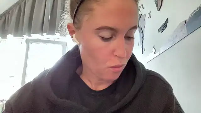 Ameli8 online show from November 2025 01:22:01 PM