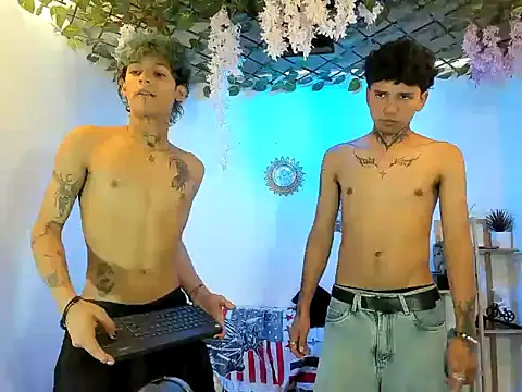 Snapshot of LATINDICKS chatting on November 2025 03:45:02 PM LATINDICKS online show from November 2025 03:45:02 PM