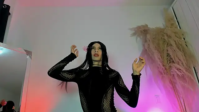 Dominique Rae online show from November 2025 02:38:01 PM