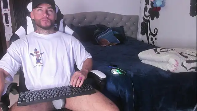 Snapshot of couple-hothot chatting on November 2025 08:31:01 PM couple-hothot online show from November 2025 08:31:01 PM