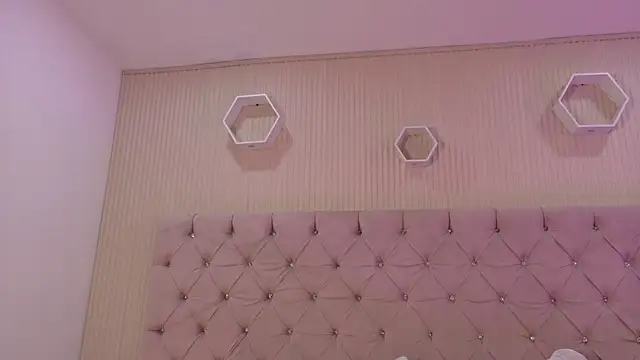 Snapshot of ZarinaWynne chatting on July 2026 01:51:02 PM ZarinaWynne online show from July 2026 01:51:02 PM