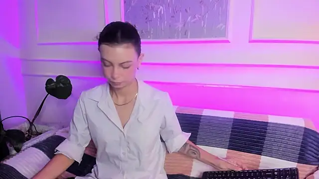 AliceMadnes online show from April 2026 02:45:02 PM