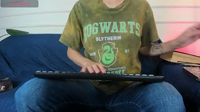 AliceMadnes online show from April 2026 01:57:02 PM