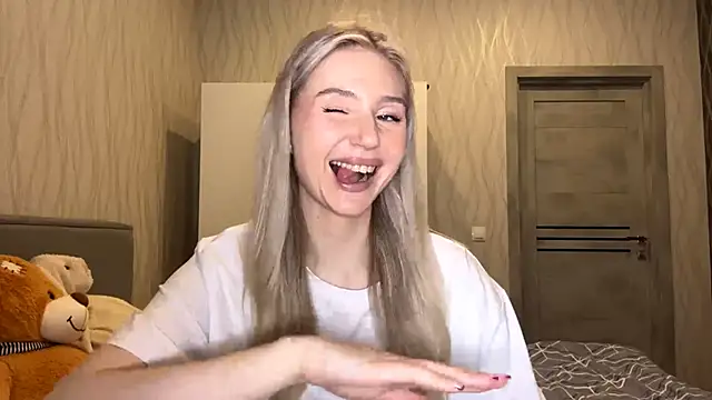 Snapshot of MoonlitCrystalia chatting on November 2025 04:40:01 PM MoonlitCrystalia online show from November 2025 04:40:01 PM