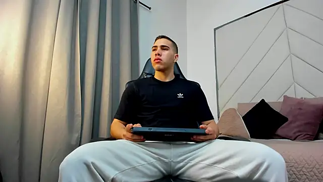 Snapshot of Alan_ford chatting on November 2025 04:51:02 PM Alan ford online show from November 2025 04:51:02 PM