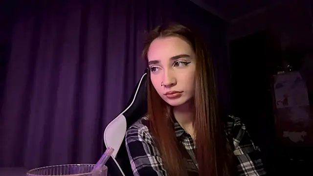 HollyPaw online show from November 2025 07:03:01 PM