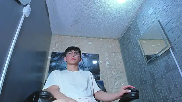 ElanGiraldo online show from April 2026 11:21:01 PM