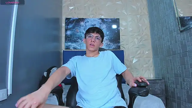 ElanGiraldo online show from May 2026 11:02:01 PM
