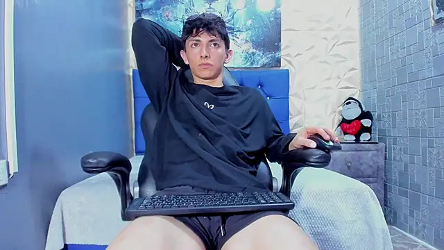 ElanGiraldo online show from May 2026 12:08:02 AM