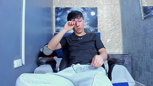 ElanGiraldo online show from May 2026 10:50:01 PM