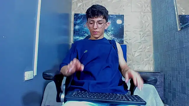 ElanGiraldo online show from May 2026 09:45:01 PM