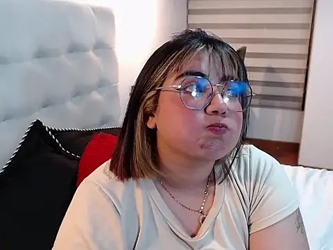 Snapshot of YiniBelle chatting on December 2025 12:52:02 AM YiniBelle online show from December 2025 12:52:02 AM