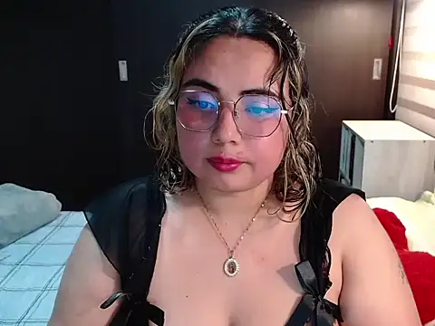 Snapshot of YiniBelle chatting on February 2026 04:45:01 AM YiniBelle online show from February 2026 04:45:01 AM