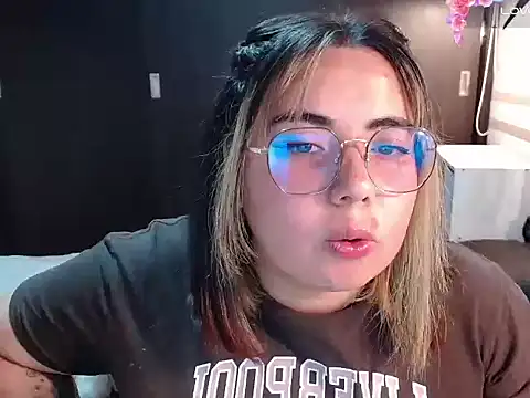 Snapshot of YiniBelle chatting on March 2026 01:20:02 AM YiniBelle online show from March 2026 01:20:02 AM