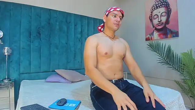 Snapshot of DhannLee chatting on November 2025 01:17:02 PM DhannLee online show from November 2025 01:17:02 PM