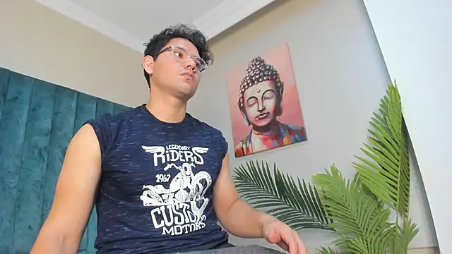 Snapshot of DhannLee chatting on November 2025 01:10:01 PM DhannLee online show from November 2025 01:10:01 PM