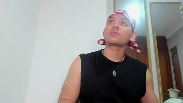 Snapshot of DhannLee chatting on November 2025 02:05:01 PM DhannLee online show from November 2025 02:05:01 PM