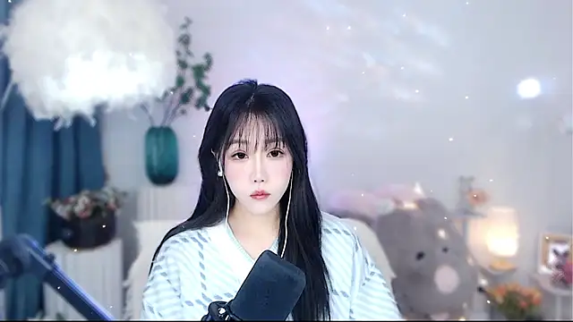 Laura 520 online show from November 2025 12:42:01 AM