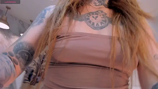 CarlaBrunni online show from December 2025 12:10:01 PM