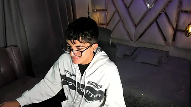 Snapshot of sayronvg chatting on November 2025 11:43:02 AM sayronvg online show from November 2025 11:43:02 AM